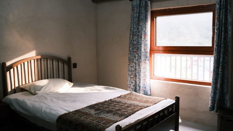 Une chambre trop chaude, trop claire, trop bruyante : trois réglages pour une nuit plus calme