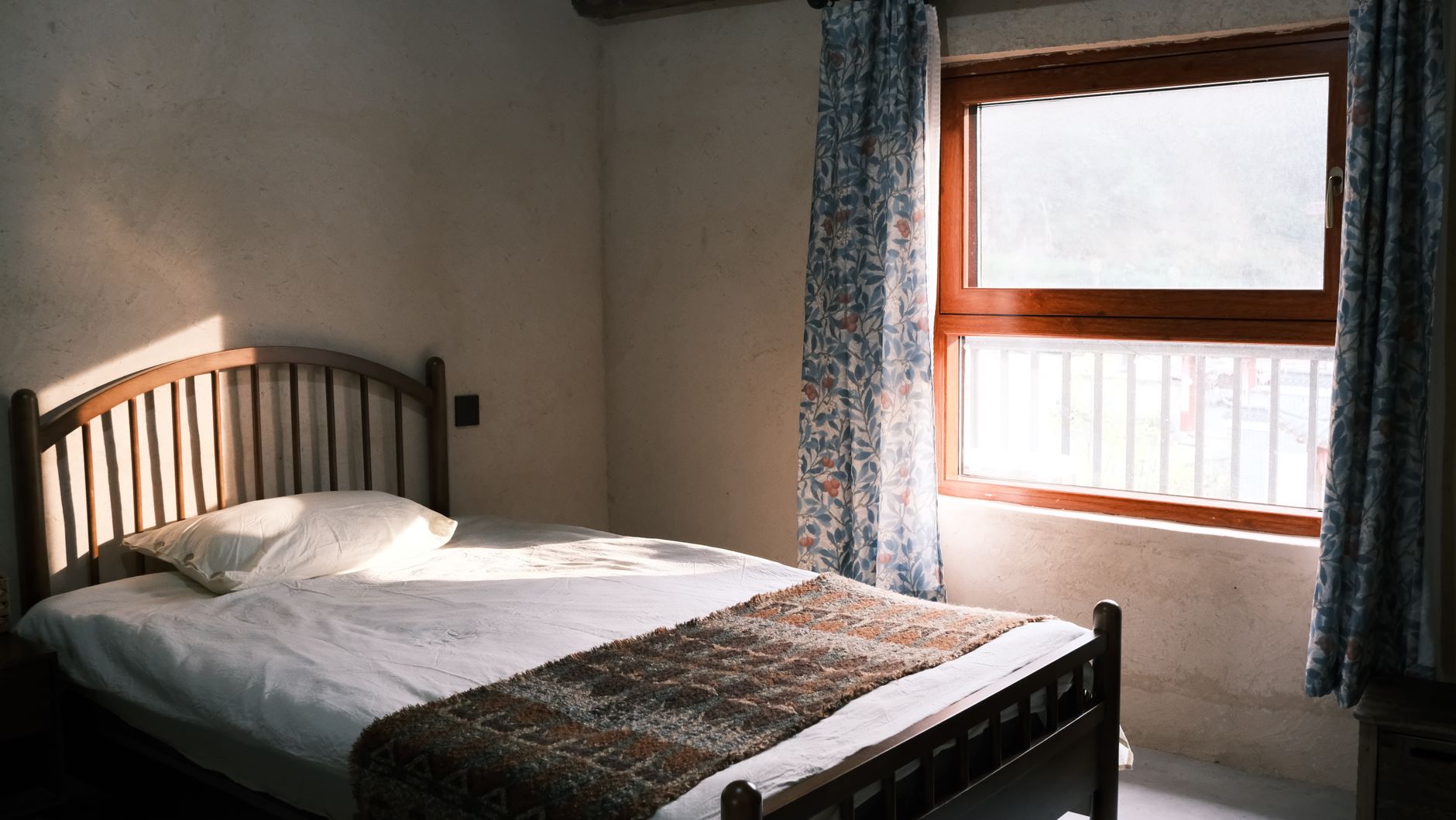 Une chambre trop chaude, trop claire, trop bruyante : trois réglages pour une nuit plus calme