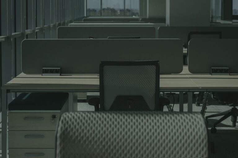 Dos figé après trois heures assis : se remettre en mouvement sans forcer