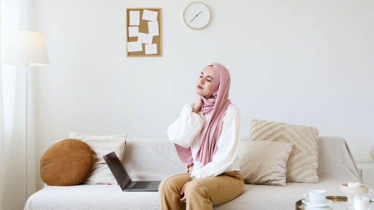 Nuque raide après des heures d'écran : des gestes doux, sans forcer
